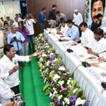 జర్నలిస్టులకు ఇళ్ల స్థలాలు ఇవ్వాలని మంత్రుల నిలదీత