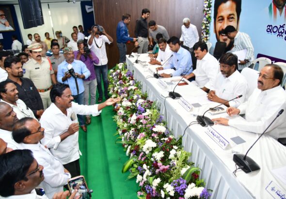 జర్నలిస్టులకు ఇళ్ల స్థలాలు ఇవ్వాలని మంత్రుల నిలదీత