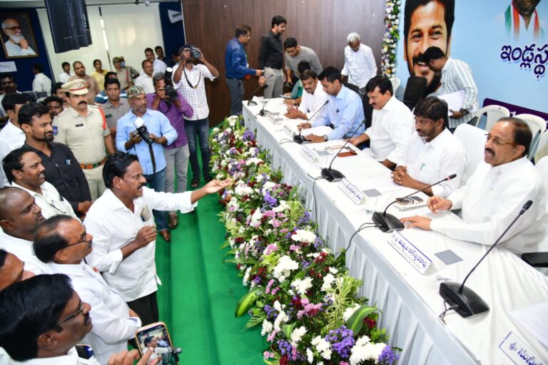 జర్నలిస్టులకు ఇళ్ల స్థలాలు ఇవ్వాలని మంత్రుల నిలదీత