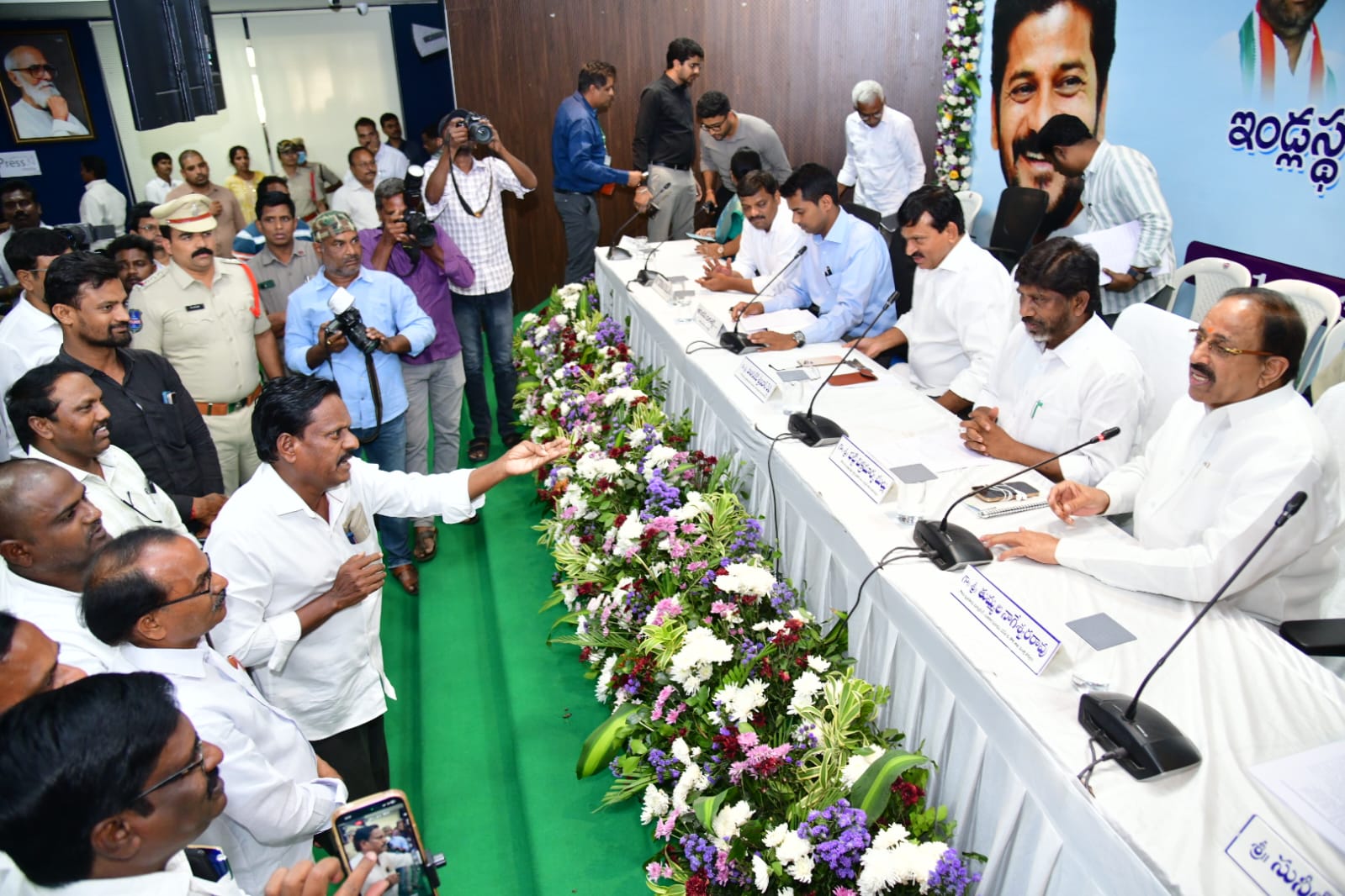 జర్నలిస్టులకు ఇళ్ల స్థలాలు ఇవ్వాలని మంత్రుల నిలదీత