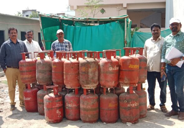 అక్రమంగా నిల్వ చేసిన LPG సిలిండర్లు స్వాధీనం
