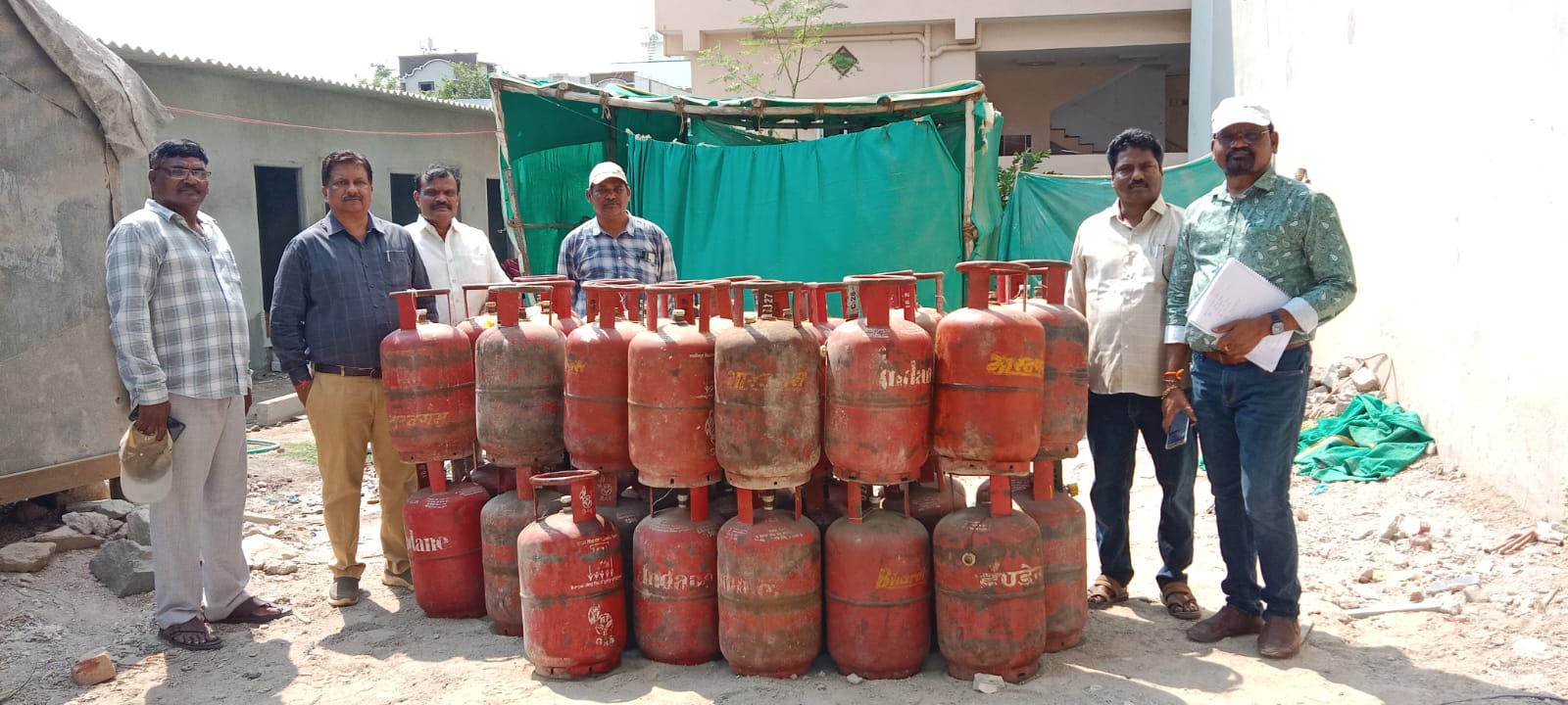 అక్రమంగా నిల్వ చేసిన LPG సిలిండర్లు స్వాధీనం