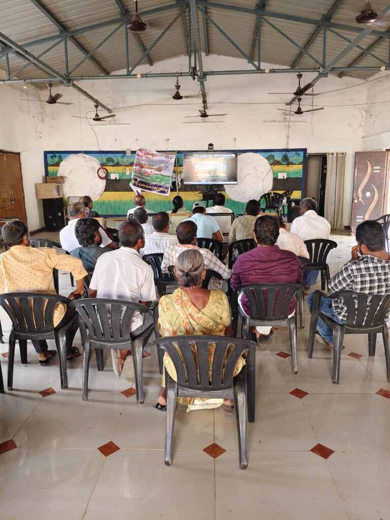 రైతు వేదికలో సీఎం కార్యక్రమాన్ని వీక్షించిన రైతులు, అధికారులు