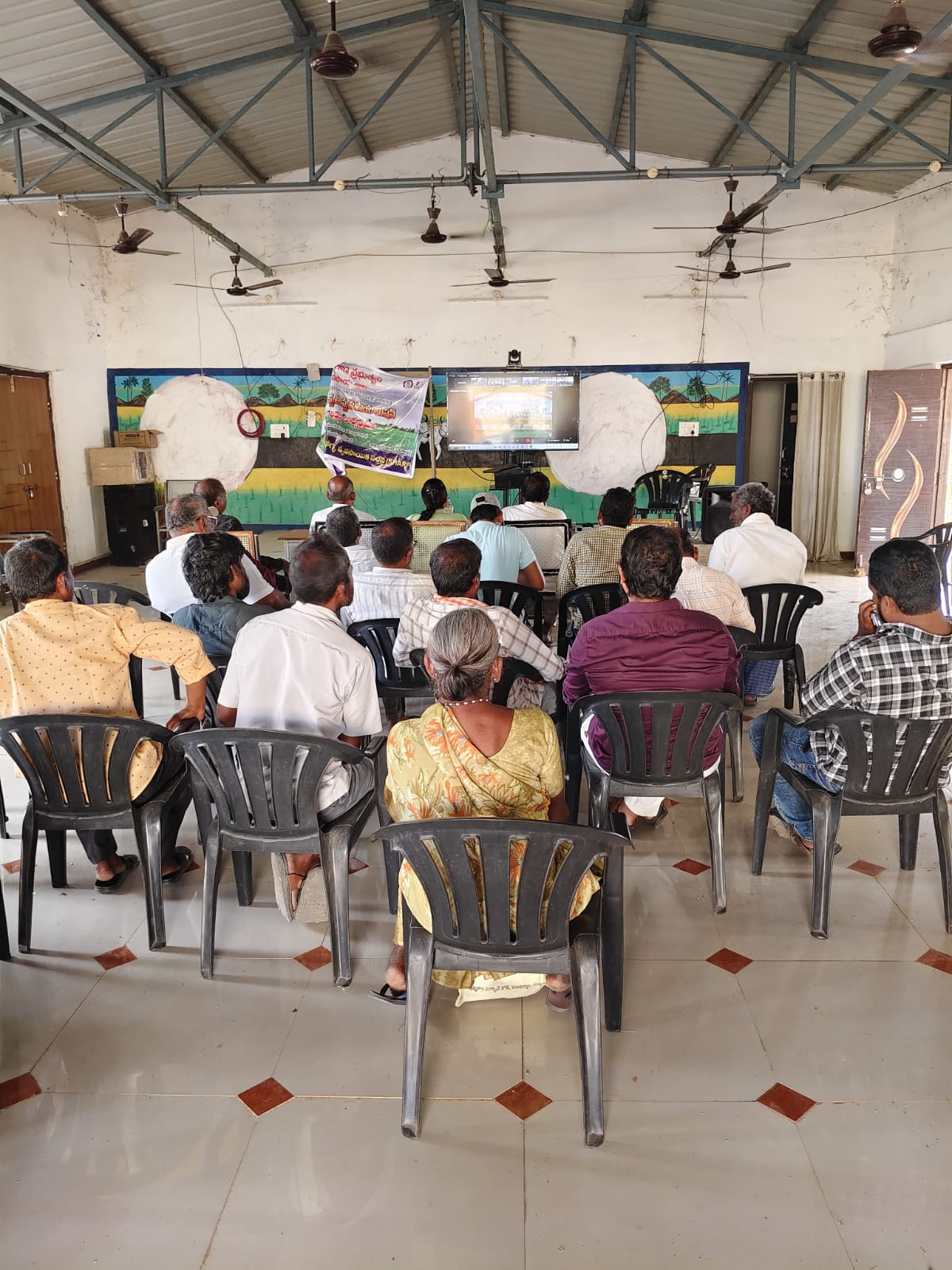 రైతు వేదికలో సీఎం కార్యక్రమాన్ని వీక్షించిన రైతులు, అధికారులు