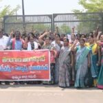 ఏకకాలంలో ఇవ్వాలని ప్రదర్శన,ధర్నా