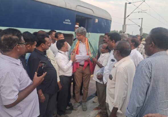 గార్ల రైల్వే స్టేషన్ లో శాతవాహన హాల్టింగ్