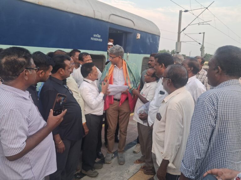 గార్ల రైల్వే స్టేషన్ లో శాతవాహన హాల్టింగ్