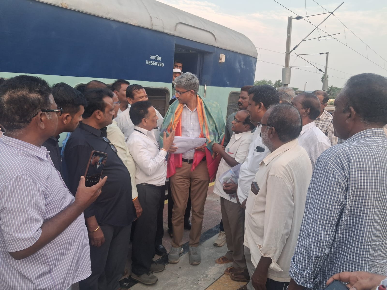 గార్ల రైల్వే స్టేషన్ లో శాతవాహన హాల్టింగ్