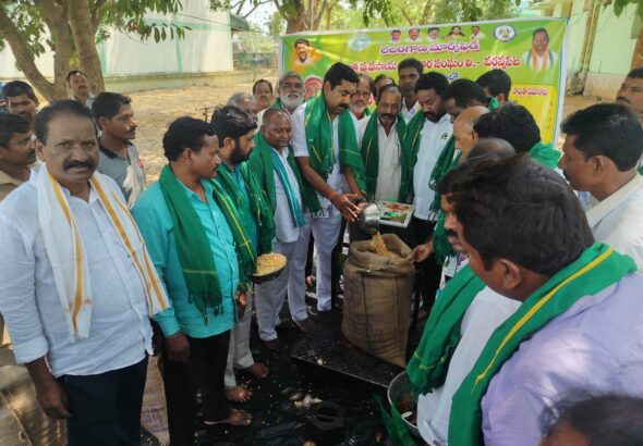 ఇల్లందలో మక్కల కొనుగోలు కేంద్రం ప్రారంభం