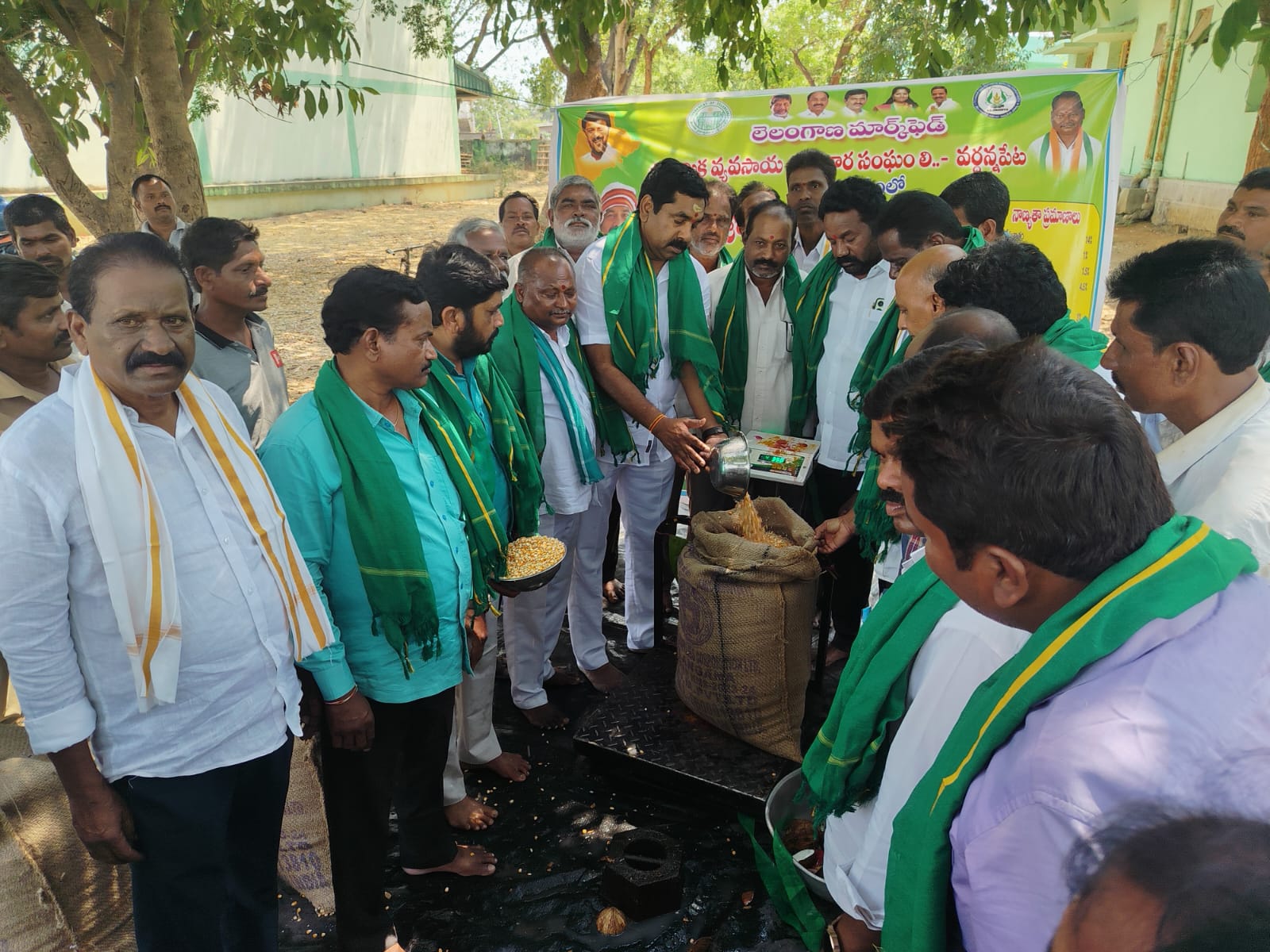 ఇల్లందలో మక్కల కొనుగోలు కేంద్రం ప్రారంభం