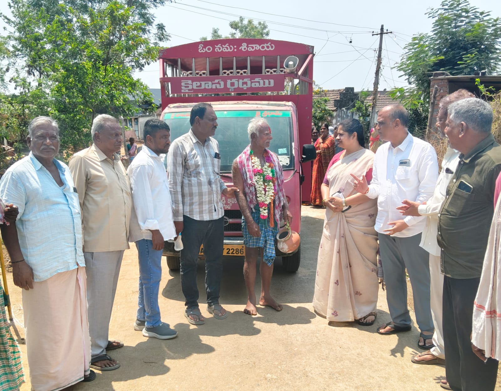 మృతురాలికి నివాళులు అర్పించిన డా.చందుపట్ల కీర్తి