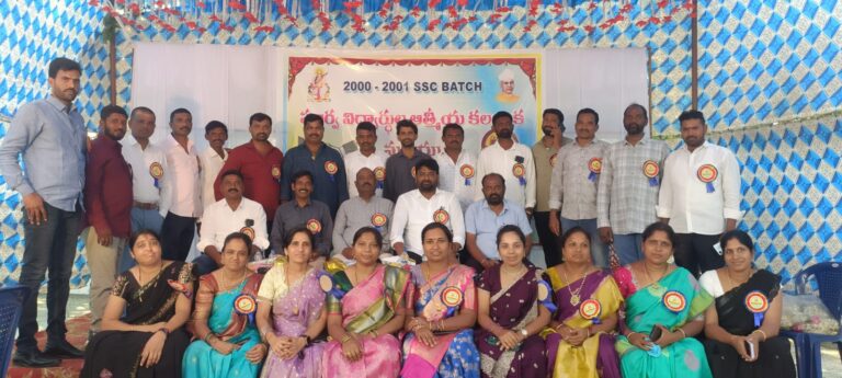 భూపాలపల్లి జిల్లా పెద్దాపూర్ గ్రామానికి చెందిన మహర్షి గురుకుల విద్యాలయం 2000-2001 ఎస్‌ఎస్‌సి బ్యాచ్ పూర్వ విద్యార్థులు 25 సంవత్సరాలు పూర్తి చేసుకున్న సందర్భంగా సిల్వర్ జూబ్లీ వేడుకలను ఘనంగా నిర్వహించారు.ఓగ్లాపూర్‌లోని జీఎస్‌ఆర్ రిసార్ట్‌లో జరిగిన ఈ పూర్వ విద్యార్థుల అపూర్వ సమ్మేళనం ఆత్మీయ వాతావరణంలో సాగింది.దీర్ఘకాలం అనంతరం ఒకే వేదికపై కలుసుకున్న సహపాఠులు తమ పాత జ్ఞాపకాలను గుర్తుచేసుకుంటూ ఆనందాన్ని పంచుకున్నారు.ఉపాధ్యాయులతో కలిసి గడిపిన విద్యార్థి దశను స్మరించుకుంటూ,గురువుల పట్ల కృతజ్ఞతాభావాన్ని వ్యక్తం చేశారు.ఈ సందర్భంగా ఉపాధ్యాయులు బైరెడ్డి వెంకటరెడ్డి,రావుల వెంకట్ రెడ్డి, బి. దేవేందర్ రెడ్డి, ఎస్.కె అంజాద్, హరి ప్రసాద్‌లను సన్మానించి వారి సేవలను కొనియాడారు.కార్యక్రమంలో అజ్మీర దల్ సింగ్, ఏ. రఘుపతి, వెంకటేశ్వర్లు, సతీష్, కుమార్, రాము, వేణు, సాంబయ్య, సంపత్, అజ్మీర బాలు నాయక్, తిరుపతి, కిరణ్, పల్లవి రాజు నాయక్, రజిత, హారిక, మద్ది రజిత, మాధవి, రజిని, అనిత, స్వాతి తదితరులు పాల్గొన్నారు.ఈ సందర్భంగా పూర్వ విద్యార్థులు మాటాముచ్చట్లతో,ఆటపాటలతో వేడుకను మరింత సందడిగా మార్చారు. చిన్ననాటి స్నేహాలను గుర్తుచేసుకుంటూ ఆనంద క్షణాలను పంచుకున్నారు.ఈ సిల్వర్ జూబ్లీ వేడుక ద్వారా పాత స్నేహ బంధాలు మరింత బలపడినట్లు పాల్గొన్న వారు తెలిపారు.ఈ కార్యక్రమాన్ని విజయవంతం చేయడంలో సహకరించిన ప్రతి ఒక్కరికి పూర్వ విద్యార్థులు పేరుపేరునా కృతజ్ఞతలు తెలిపారు. మొత్తం మీద ఈ పూర్వ విద్యార్థుల సమ్మేళనం స్నేహం, స్మృతులు, ఆత్మీయతకు ప్రతీకగా నిలిచింది