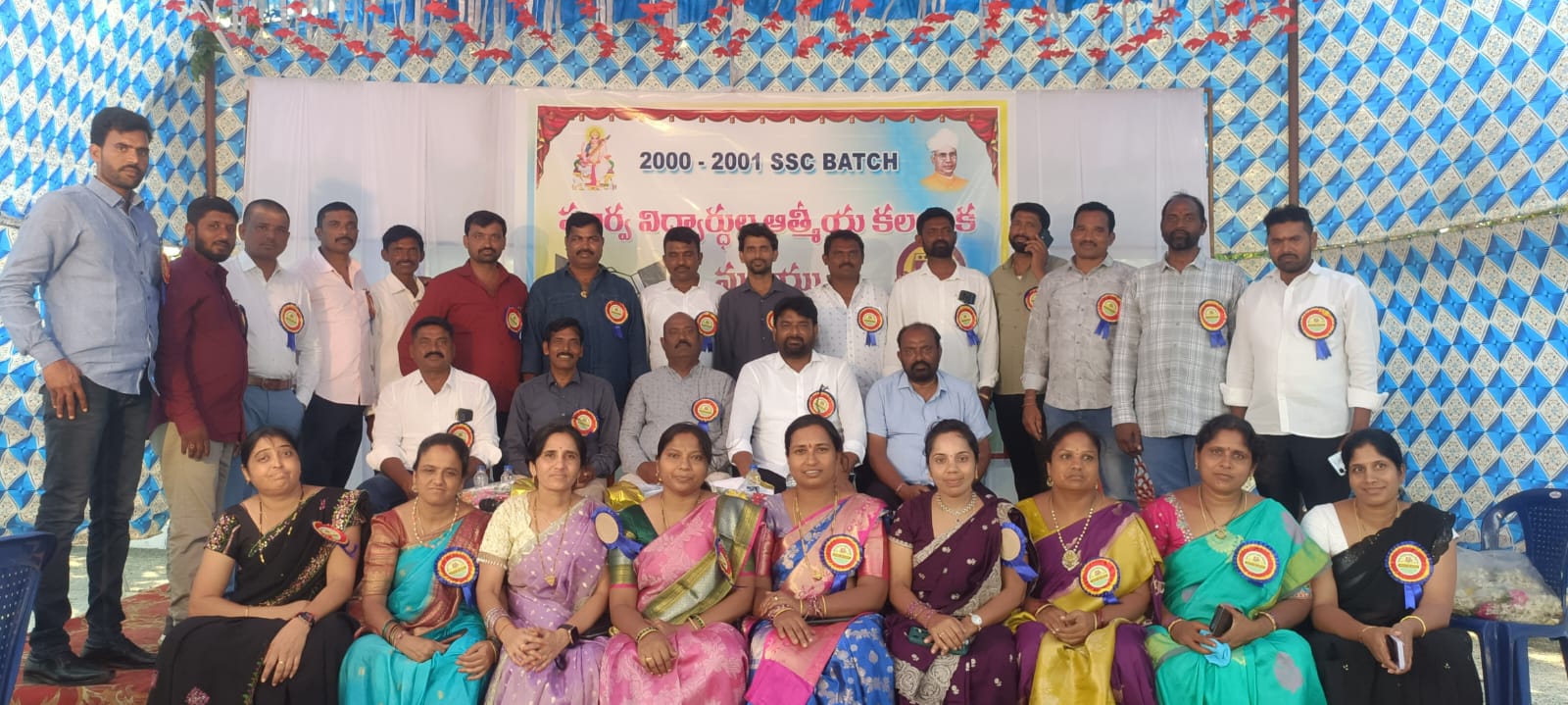 భూపాలపల్లి జిల్లా పెద్దాపూర్ గ్రామానికి చెందిన మహర్షి గురుకుల విద్యాలయం 2000-2001 ఎస్‌ఎస్‌సి బ్యాచ్ పూర్వ విద్యార్థులు 25 సంవత్సరాలు పూర్తి చేసుకున్న సందర్భంగా సిల్వర్ జూబ్లీ వేడుకలను ఘనంగా నిర్వహించారు.ఓగ్లాపూర్‌లోని జీఎస్‌ఆర్ రిసార్ట్‌లో జరిగిన ఈ పూర్వ విద్యార్థుల అపూర్వ సమ్మేళనం ఆత్మీయ వాతావరణంలో సాగింది.దీర్ఘకాలం అనంతరం ఒకే వేదికపై కలుసుకున్న సహపాఠులు తమ పాత జ్ఞాపకాలను గుర్తుచేసుకుంటూ ఆనందాన్ని పంచుకున్నారు.ఉపాధ్యాయులతో కలిసి గడిపిన విద్యార్థి దశను స్మరించుకుంటూ,గురువుల పట్ల కృతజ్ఞతాభావాన్ని వ్యక్తం చేశారు.ఈ సందర్భంగా ఉపాధ్యాయులు బైరెడ్డి వెంకటరెడ్డి,రావుల వెంకట్ రెడ్డి, బి. దేవేందర్ రెడ్డి, ఎస్.కె అంజాద్, హరి ప్రసాద్‌లను సన్మానించి వారి సేవలను కొనియాడారు.కార్యక్రమంలో అజ్మీర దల్ సింగ్, ఏ. రఘుపతి, వెంకటేశ్వర్లు, సతీష్, కుమార్, రాము, వేణు, సాంబయ్య, సంపత్, అజ్మీర బాలు నాయక్, తిరుపతి, కిరణ్, పల్లవి రాజు నాయక్, రజిత, హారిక, మద్ది రజిత, మాధవి, రజిని, అనిత, స్వాతి తదితరులు పాల్గొన్నారు.ఈ సందర్భంగా పూర్వ విద్యార్థులు మాటాముచ్చట్లతో,ఆటపాటలతో వేడుకను మరింత సందడిగా మార్చారు. చిన్ననాటి స్నేహాలను గుర్తుచేసుకుంటూ ఆనంద క్షణాలను పంచుకున్నారు.ఈ సిల్వర్ జూబ్లీ వేడుక ద్వారా పాత స్నేహ బంధాలు మరింత బలపడినట్లు పాల్గొన్న వారు తెలిపారు.ఈ కార్యక్రమాన్ని విజయవంతం చేయడంలో సహకరించిన ప్రతి ఒక్కరికి పూర్వ విద్యార్థులు పేరుపేరునా కృతజ్ఞతలు తెలిపారు. మొత్తం మీద ఈ పూర్వ విద్యార్థుల సమ్మేళనం స్నేహం, స్మృతులు, ఆత్మీయతకు ప్రతీకగా నిలిచింది