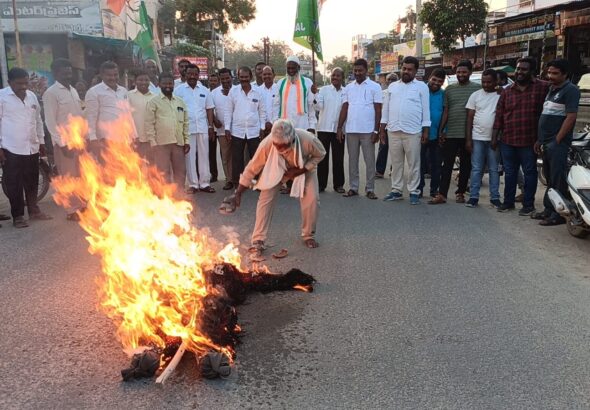 పాడి కౌశిక్ రెడ్డి దిష్టిబొమ్మ దహనం