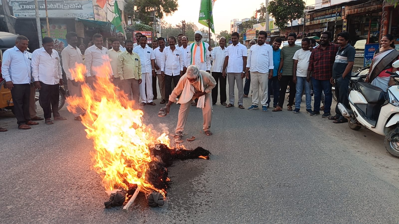 పాడి కౌశిక్ రెడ్డి దిష్టిబొమ్మ దహనం