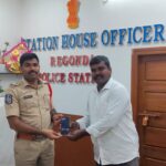 కోల్పోయిన మొబైల్‌ను తిరిగి అందజేసిన పోలీసులు