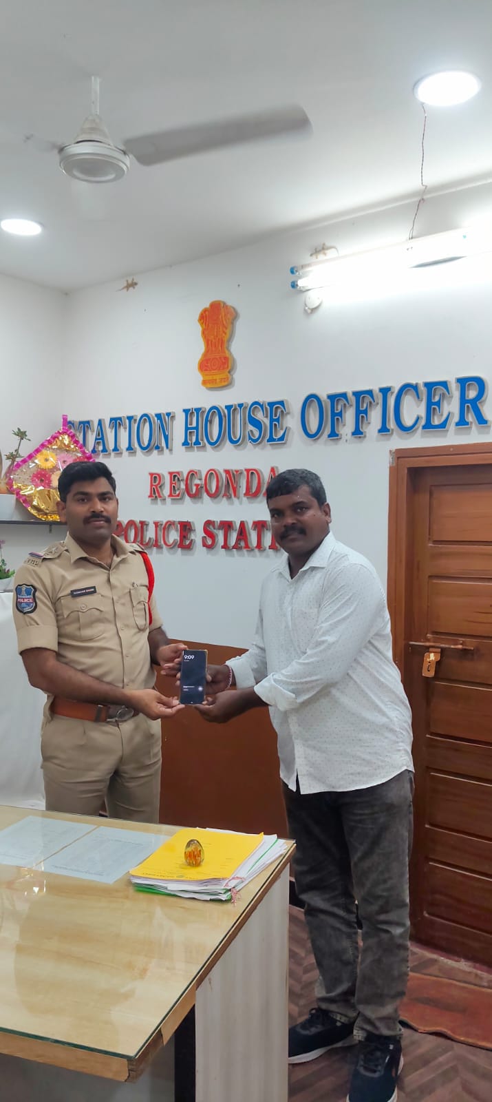 కోల్పోయిన మొబైల్‌ను తిరిగి అందజేసిన పోలీసులు