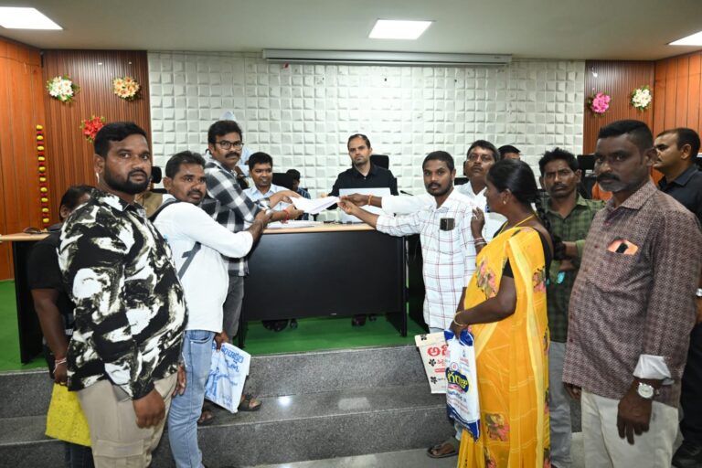 ప్రజావాణిలో వచ్చిన దరఖాస్తులను త్వరితగతిన పరిష్కరించాలి