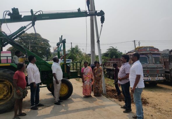 వేసవి తీవ్రత దృష్ట్యా విద్యుత్ స్తంభాలను ఏర్పాటు