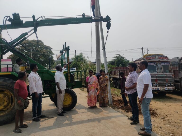 వేసవి తీవ్రత దృష్ట్యా విద్యుత్ స్తంభాలను ఏర్పాటు