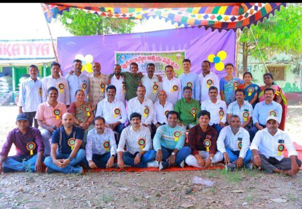 28 ఏళ్ల తర్వాత కలుసుకున్న పూర్వ విద్యార్థులు