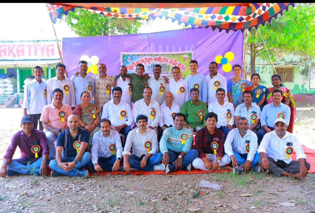 28 ఏళ్ల తర్వాత కలుసుకున్న పూర్వ విద్యార్థులు