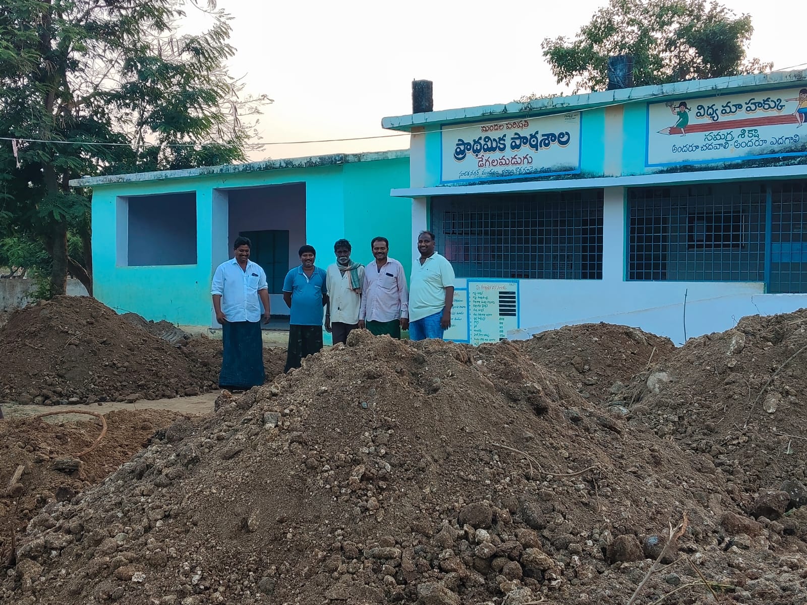 మోకాళ్ల లోతు బురదలో మునిగిన పాఠశాల