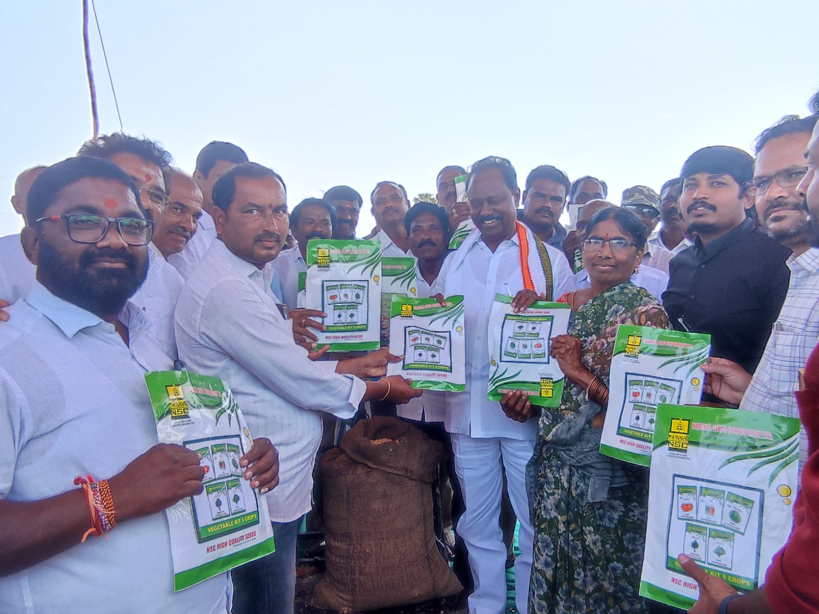 మొక్కజొన్న కొనుగోలు కేంద్రం ప్రారంభం