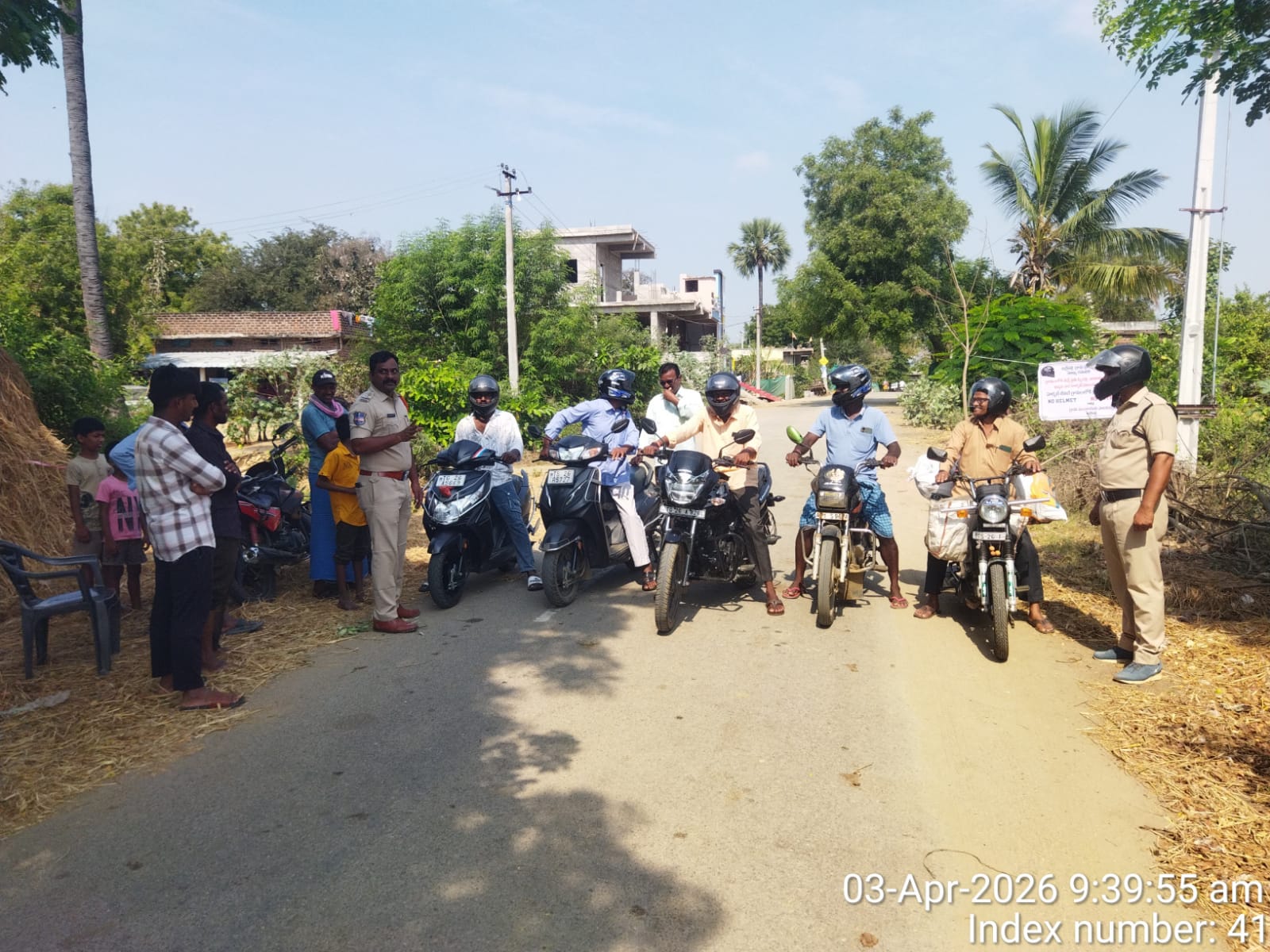 వాహనదారులు తప్పనిసరిగా హెల్మెట్ ధరించాలి