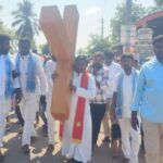 సత్తుపల్లి నియోజకవర్గ పరిధిలోని వేంసూరు మండలం వెంకటాపురంలో శుభ శుక్రవారం సందర్భంగా శుక్రవారం బహిరంగంగా సిలువ మార్గం ఘనంగా నిర్వహించారు. ఈ కార్యక్రమానికి విశ్వాసులు భారీగా తరలివచ్చారు. విచారణ గురువులు ఫాదర్ తంబీ (సీపీపీఎస్) మాట్లాడుతూ యేసుక్రీస్తు జీవితం మానవాళికి ఆదర్శమని పేర్కొన్నారు. మానవాళి పట్ల ప్రేమ, నిస్సహాయుల పట్ల కరుణ, శత్రువుల పట్ల క్షమ, అపారమైన సహనం, అవధులు లేని త్యాగం వంటి విలువలను యేసు ప్రపంచానికి అందించారని తెలిపారు. శుభ శుక్రవారం యేసు మహా త్యాగానికి ప్రతీకగా నిలుస్తుందని అన్నారు. ఈ కార్యక్రమంలో దీక్ష బిడ్డలు, మరియదల సభ్యులు, యువతీ యువకులు, ఉపదేశికులు పాల్గొన్నారు. విచారణ పరిధిలోని ఆరు గ్రామాల ప్రజలు పెద్ద సంఖ్యలో హాజరై సిలువ మార్గాన్ని భక్తిశ్రద్ధలతో నిర్వహించారు.