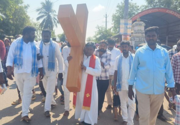 సత్తుపల్లి నియోజకవర్గ పరిధిలోని వేంసూరు మండలం వెంకటాపురంలో శుభ శుక్రవారం సందర్భంగా శుక్రవారం బహిరంగంగా సిలువ మార్గం ఘనంగా నిర్వహించారు. ఈ కార్యక్రమానికి విశ్వాసులు భారీగా తరలివచ్చారు. విచారణ గురువులు ఫాదర్ తంబీ (సీపీపీఎస్) మాట్లాడుతూ యేసుక్రీస్తు జీవితం మానవాళికి ఆదర్శమని పేర్కొన్నారు. మానవాళి పట్ల ప్రేమ, నిస్సహాయుల పట్ల కరుణ, శత్రువుల పట్ల క్షమ, అపారమైన సహనం, అవధులు లేని త్యాగం వంటి విలువలను యేసు ప్రపంచానికి అందించారని తెలిపారు. శుభ శుక్రవారం యేసు మహా త్యాగానికి ప్రతీకగా నిలుస్తుందని అన్నారు. ఈ కార్యక్రమంలో దీక్ష బిడ్డలు, మరియదల సభ్యులు, యువతీ యువకులు, ఉపదేశికులు పాల్గొన్నారు. విచారణ పరిధిలోని ఆరు గ్రామాల ప్రజలు పెద్ద సంఖ్యలో హాజరై సిలువ మార్గాన్ని భక్తిశ్రద్ధలతో నిర్వహించారు.