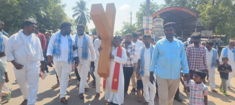 సత్తుపల్లి నియోజకవర్గ పరిధిలోని వేంసూరు మండలం వెంకటాపురంలో శుభ శుక్రవారం సందర్భంగా శుక్రవారం బహిరంగంగా సిలువ మార్గం ఘనంగా నిర్వహించారు. ఈ కార్యక్రమానికి విశ్వాసులు భారీగా తరలివచ్చారు. విచారణ గురువులు ఫాదర్ తంబీ (సీపీపీఎస్) మాట్లాడుతూ యేసుక్రీస్తు జీవితం మానవాళికి ఆదర్శమని పేర్కొన్నారు. మానవాళి పట్ల ప్రేమ, నిస్సహాయుల పట్ల కరుణ, శత్రువుల పట్ల క్షమ, అపారమైన సహనం, అవధులు లేని త్యాగం వంటి విలువలను యేసు ప్రపంచానికి అందించారని తెలిపారు. శుభ శుక్రవారం యేసు మహా త్యాగానికి ప్రతీకగా నిలుస్తుందని అన్నారు. ఈ కార్యక్రమంలో దీక్ష బిడ్డలు, మరియదల సభ్యులు, యువతీ యువకులు, ఉపదేశికులు పాల్గొన్నారు. విచారణ పరిధిలోని ఆరు గ్రామాల ప్రజలు పెద్ద సంఖ్యలో హాజరై సిలువ మార్గాన్ని భక్తిశ్రద్ధలతో నిర్వహించారు.