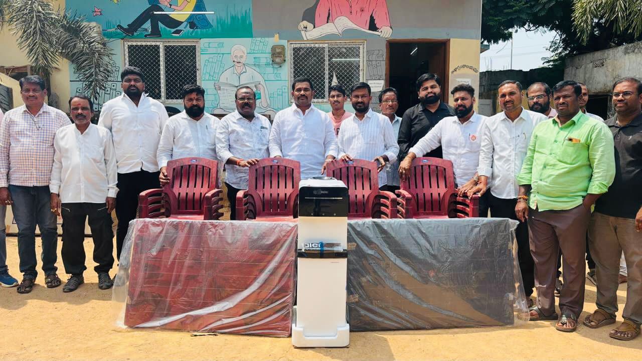 జనతా ట్రస్ట్ మిత్ర బృందం గ్రంథాలయానికి చేయూత