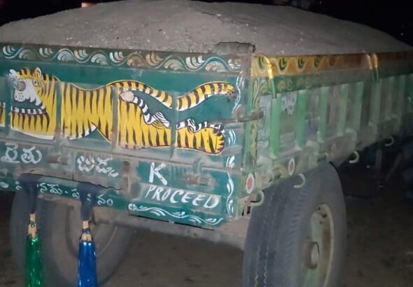 రేగొండలో అక్రమ ఇసుక రవాణాపై పోలీసుల దాడి