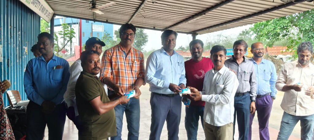 కార్మికులకు మజ్జిగ ప్యాకెట్ల పంపిణీ