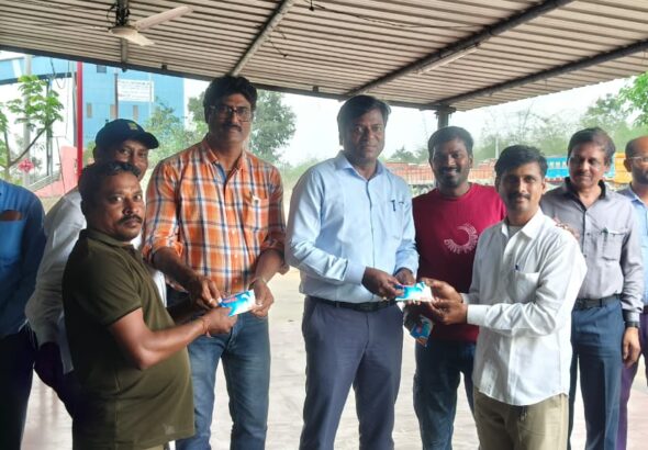 కార్మికులకు మజ్జిగ ప్యాకెట్ల పంపిణీ