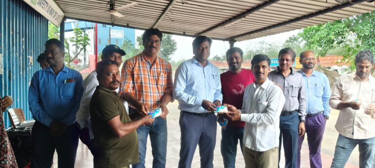 కార్మికులకు మజ్జిగ ప్యాకెట్ల పంపిణీ