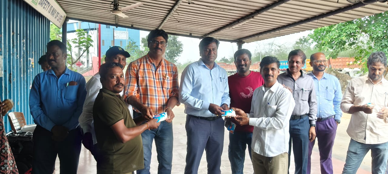 కార్మికులకు మజ్జిగ ప్యాకెట్ల పంపిణీ