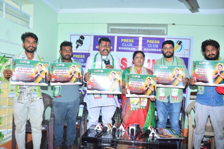 శ్రీ కల్వకుంట్ల కవిత నూతన పార్టీ ఆవిర్భావ కు సంబంధించిన పోస్టర్లు ఆవిష్కరణ