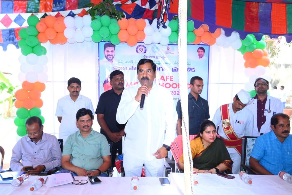 తెలంగాణ రాష్ట్ర ప్రభుత్వం ప్రతిష్టాత్మకంగా తీసుకున్న ప్రజా పాలన- ప్రగతి ప్రణాళిక లో భాగంగా వైద్య ఆరోగ్య మరియు కుటుంబ సంక్షేమ శాఖ వరంగల్ జిల్లా వారి ఆధ్వర్యంలో " సేఫ్ మదర్స్ డే" లో భాగంగా నేడు వరంగల్ సికేఎం మెటర్నిటీ హాస్పిటల్ నిర్వహించిన "సేఫ్ మదర్ డే" కార్యక్రమంలో వరంగల్ జిల్లా కలెక్టర్ సత్య శారదా దేవి తో కలిసి పాల్గొన్న వర్ధన్నపేట నియోజకవర్గ ఎమ్మెల్యే విశ్రాంత ఐపీఎస్ అధికారి కేఆర్ నాగరాజు హాస్పిటల్‌ను సందర్శించి అక్కడ చికిత్స పొందుతున్న గర్భిణీ స్త్రీలను పరామర్శించి, వారికి వైద్యులు అందిస్తున్న వైద్య సేవల గురించి అడిగి తెలుసుకున్నారు. అలాగే అవసరమైన వైద్య సదుపాయాలు అందుతున్నాయా అనే విషయాన్ని కూడా ఆరా తీశారు..ఈ సందర్భంగా ఎమ్మెల్యే నాగరాజు మాట్లాడుతూ.. తల్లి ఆరోగ్యం సురక్షితంగా ఉండడం సమాజ అభివృద్ధికి అత్యంత ముఖ్యమని అన్నారు. ప్రతి గర్భిణీ మహిళకు సురక్షిత ప్రసవం జరిగేలా ప్రభుత్వం ప్రత్యేక శ్రద్ధ తీసుకుంటుందని తెలిపారు. గర్భధారణ సమయంలో మహిళలు క్రమం తప్పకుండా వైద్య పరీక్షలు చేయించుకోవడం, వైద్యుల సూచనలు పాటించడం మరియు పోషకాహారం తీసుకోవడం చాలా అవసరమని పేర్కొన్నారు. ప్రభుత్వ ఆసుపత్రుల్లో గర్భిణీ స్త్రీలకు ఉచితంగా అందిస్తున్న వైద్య సేవలు, పరీక్షలు, మందులు మరియు ఇతర సదుపాయాలను మహిళలు తప్పకుండా వినియోగించుకోవాలని ఎమ్మెల్యే నాగరాజు సూచించారు. గ్రామీణ ప్రాంతాల్లో ఆశా వర్కర్లు, అంగన్‌వాడీ సిబ్బంది మరియు ఆరోగ్య శాఖ సిబ్బంది గర్భిణీ స్త్రీల ఆరోగ్యంపై ప్రత్యేక శ్రద్ధ తీసుకుంటూ వారికి అవసరమైన సేవలు అందిస్తున్నారని అన్నారు. గర్భిణీ స్త్రీలు ఆరోగ్యంగా ఉండేలా కుటుంబ సభ్యులు కూడా తగిన జాగ్రత్తలు తీసుకోవాలని, వారి ఆహారం, విశ్రాంతి మరియు ఆరోగ్యంపై ప్రత్యేక దృష్టి పెట్టాలని ఆయన సూచించారు. తల్లి ఆరోగ్యం బాగుంటేనే శిశువు ఆరోగ్యంగా జన్మిస్తాడని, తద్వారా ఆరోగ్యవంతమైన సమాజ నిర్మాణానికి ఇది దోహదపడుతుందని ఎమ్మెల్యే నాగరాజు తెలిపారు.తెలంగాణ రాష్ట్ర ప్రభుత్వం మహిళల ఆరోగ్యం, శిశు సంక్షేమం కోసం పలు సంక్షేమ పథకాలు అమలు చేస్తోందని, గర్భిణీ స్త్రీలకు మెరుగైన వైద్య సేవలు అందించేందుకు ప్రభుత్వ ఆసుపత్రులను మరింత బలోపేతం చేస్తున్నామని చెప్పారు. సేఫ్ మదర్ డే వంటి కార్యక్రమాలు ప్రజల్లో అవగాహన పెంచడంలో ముఖ్య పాత్ర పోషిస్తున్నాయని అన్నారు. ప్రతి గర్భిణీ మహిళ సురక్షిత ప్రసవం పొందేలా అందరూ కలిసి పనిచేయాలని, తల్లి మరియు శిశువు ఆరోగ్యం కాపాడటం ప్రతి ఒక్కరి బాధ్యత అని ఎమ్మెల్యే నాగరాజు పేర్కొన్నారు. ఈ కార్యక్రమం ద్వారా గర్భిణీ స్త్రీల ఆరోగ్యంపై ప్రజల్లో మరింత చైతన్యం ఏర్పడాలని ఆయన ఆకాంక్షించారు...ఈ కార్యక్రమంలో సి కె ఎం మెటర్నిటీ హాస్పిటల్ సూపర్డెంట్, వైద్యులు, సిబ్బంది, గర్భిణీ స్త్రీలు, తల్లులు మరియు ప్రజా ప్రతినిధులు తదితరులు పాల్గొన్నారు.