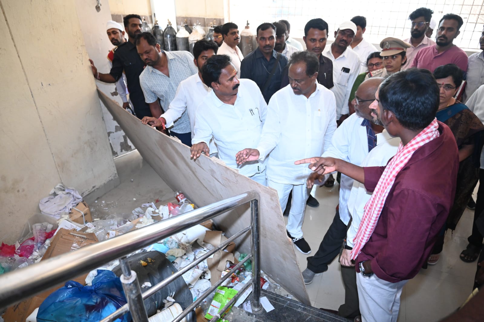 జిల్లా ఆసుపత్రి పరిస్థితులపై ఎమ్మెల్యే గండ్ర ఆగ్రహం