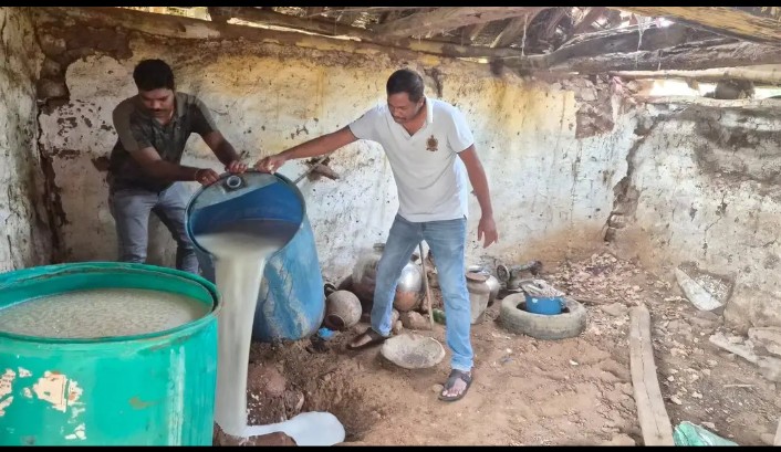 అక్రమ గుడుంబా తయారీపై పోలీసుల మెరుపు దాడులు