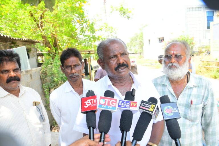 కొత్త కరెంటు స్తంభాలను ఏర్పాటు చేస్తున్న కార్పొరేటర్