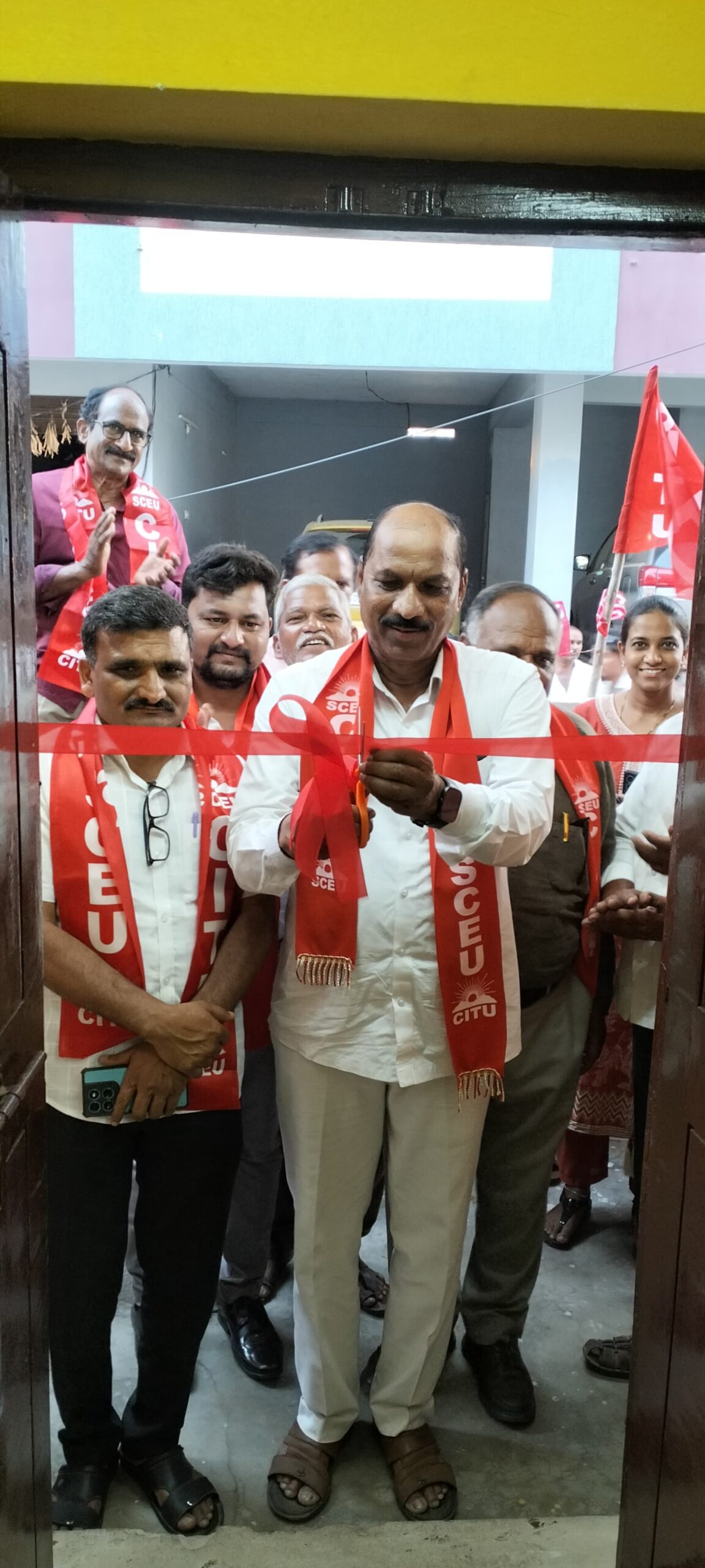 సింగరేణి ప్రాంతంలో కార్మిక ఉద్యమాలకు మరింత బలం చేకూర్చే దిశగా సింగరేణి కాలరీస్ ఎంప్లాయీస్ సంఘం ఆధ్వర్యంలో సి ఐ టీ యూ నూతన బ్రాంచ్ కార్యాలయాన్ని ఘనంగా ప్రారంభించారు. కార్యక్రమానికి పెద్ద సంఖ్యలో కార్మికులు హాజరై ఉత్సాహంగా పాల్గొన్నారు. కార్యాలయాన్ని తుమ్మల రాజారెడ్డి ప్రారంభించారు. అనంతరం జరిగిన సభలో నాయకులు మాట్లాడుతూ, సింగరేణి ఉద్యోగుల హక్కుల పరిరక్షణలో సి ఐ టీ యూ కీలక పాత్ర పోషిస్తోందని పేర్కొన్నారు. ఉద్యోగుల సంక్షేమం, భద్రత, వేతనాలు, సేవా నిబంధనల పరిరక్షణ వంటి అంశాల్లో ఈ కార్యాలయం కేంద్రంగా మారుతుందని తెలిపారు. సింగరేణి యూనియన్ రాష్ట్ర అధ్యక్షుడు మందా నరసింహారావు మాట్లాడుతూ కార్మిక హక్కుల సాధనలో సంఘం మరింత చురుకుగా వ్యవహరించాల్సిన అవసరం ఉందన్నారు. కార్మికుల ఐక్యతతోనే సమస్యలకు పరిష్కారం సాధ్యమని పిలుపునిచ్చారు. కార్యక్రమంలో: బ్రాంచ్ అధ్యక్షుడు గాదే సంపత్, సెక్రటరీ ముత్యాల కార్తీక్, కాంట్రాక్ట్ యూనియన్ జనరల్ సెక్రటరీ బలుగూరి మధు, సభ్యులు సుధాకర్, హరీష్, శంకర్, రఘురాం, రాష్ట్ర కమిటీ సభ్యులు చలమాల విటల్, మోరంపూడి పాండు, సిపిఎం నాయకులు శీలం సత్యనారాయణరెడ్డి, కోలికపోగు సర్వేశ్వరరావు, రైతు, మహిళా సంఘాల నాయకులు తదితరులు పాల్గొన్నారు.నూతన కార్యాలయం ద్వారా ఉద్యోగులకు సేవలు మరింత అందుబాటులోకి రావడంతో పాటు సమస్యల పరిష్కారం వేగవంతమవుతుందని నిర్వాహకులు తెలిపారు.