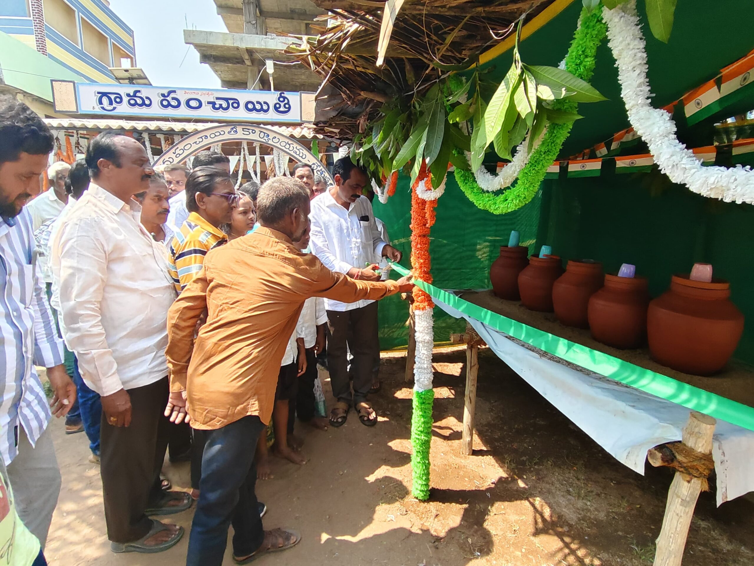 చలివేంద్రాన్ని ప్రారంభించిన సర్పంచ్ దొడ్డా రాజేంద్రప్రసాద్