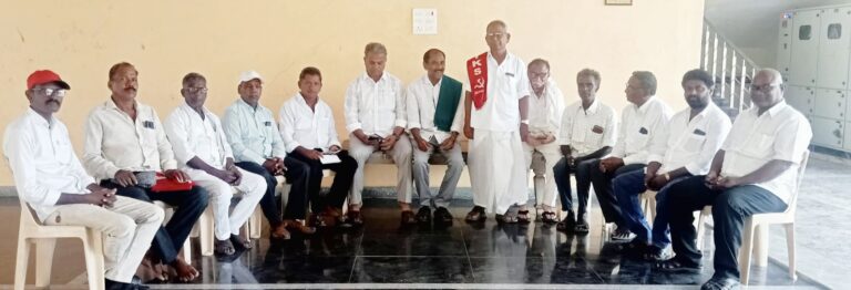 రైతాంగం ఎదుర్కొంటున్న సమస్యల పరిష్కారం కోసం పోరాటాలను మరింత ఉద్ధృతం చేయాలని తెలంగాణ రైతు సంఘం నాయకులు పిలుపునిచ్చారు. ఆ సంఘం ఖమ్మంజిల్లా తృతీయ మహాసభలు సత్తుపల్లి నియోజకవర్గ పరిధిలోని తల్లాడ మండల కేంద్రంలోని వాసవి కళ్యాణ మండపం,సామినేని రామారావు నగర్‌లోని కాసాని ఐలయ్య ప్రాంగణంలో త్వరలో జరగనున్నoదున ఆదివారం నిర్వహించిన సమావేశంలో సంఘం జిల్లా కార్యదర్శి బొంతు రాంబాబు,సీనియర్ నాయకులు తాతా భాస్కరరావు లు ప్రసంగించారు.వారు మాట్లాడుతూ జిల్లాలో రైతులు అనేక సమస్యలతో సతమతమవుతున్నారని ఆందోళన వ్యక్తం చేశారు. ధాన్యం,మొక్కజొన్న కొనుగోలు సమస్యలు తీవ్రంగా ఉన్నాయని, భూభారతి పోర్టల్ లో లోపాల వల్ల రైతులు ఇబ్బందులు పడుతున్నారని తెలిపారు. భూమి కలిగిన ప్రతి రైతుకు పట్టాదారు పాస్ పుస్తకాలు మంజూరు చేయాలని డిమాండ్ చేశారు. ఉమ్మడి ఖమ్మం జిల్లాలో సాగునీటి సమస్యలు పరిష్కరించేందుకు సీతారామ ప్రాజెక్ట్‌ను త్వరితగతిన పూర్తి చేసి, రూ. 9 వేల కోట్ల నిధులు కేటాయించాలని ప్రభుత్వాన్ని డిమాండ్ చేశారు.జిల్లాలోని లిఫ్ట్ ఇరిగేషన్ పథకాలకు మరమ్మతులు చేపట్టి, రైతులకు నీటి అందుబాటు కల్పించాలని కోరారు. ప్రభుత్వం ప్రకటించిన ఆరు రకాల పంటలకు బోనస్ వెంటనే విడుదల చేయాలని డిమాండ్ చేశారు.కౌలు రైతులను గుర్తించి 2011 సాగుదారు చట్టం ప్రకారం గుర్తింపు కార్డులు జారీ చేసి, బ్యాంకు రుణాలు, పంట అమ్మకాలు, ఎరువుల సబ్సిడీలలో వాటిని ప్రామాణికంగా తీసుకోవాలని సూచించారు. గ్రామ సభలు నిర్వహించి కౌలుదారులకు గుర్తింపు కార్డులు ఇవ్వాలని ప్రభుత్వాన్ని కోరారు. కేంద్ర ప్రభుత్వం తీసుకొస్తున్న విత్తన చట్టం, విద్యుత్ సంస్థల మార్కెట్ ముసాయిదా బిల్లును తీవ్రంగా వ్యతిరేకిస్తూ మహాసభల్లో రైతుల సమస్యలపై చర్చించి భవిష్యత్ ఉద్యమ కార్యాచరణను ప్రకటిస్తామని తెలిపారు.ఈ కార్యక్రమంలో జిల్లా నాయకులు శీలం సత్యనారాయణ రెడ్డి, నల్లమోతు మోహన్ రావు, కళ్యాణపు కృష్ణయ్య, గుంటుపల్లి వెంకటయ్య, సత్తెనపల్లి నరేష్, షేక్ మస్తాన్, గండమల ఆనందరావు, పెరసాని వెంకటయ్య, పులి వెంకట నరసయ్య తదితరులు పాల్గొన్నారు.