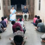 విద్యార్థులతో స్నేహితునిలా ఆ అధికారి