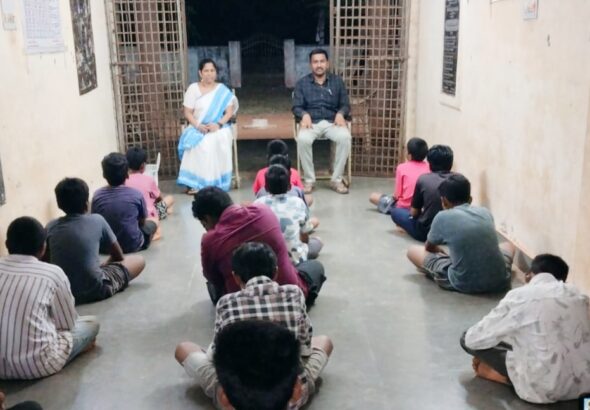 విద్యార్థులతో స్నేహితునిలా ఆ అధికారి