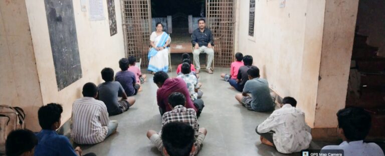 విద్యార్థులతో స్నేహితునిలా ఆ అధికారి