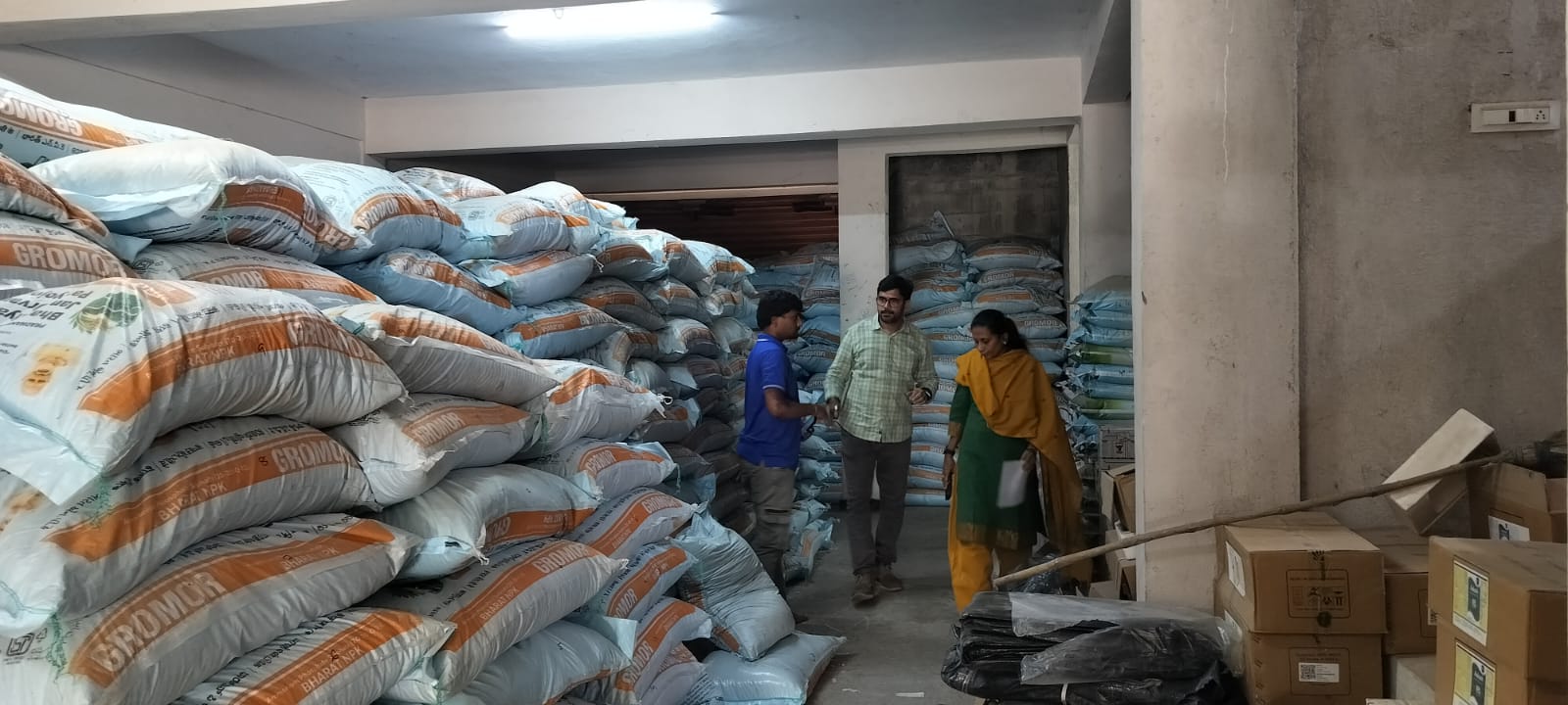 ఇన్‌పుట్ డీలర్లపై ఆకస్మిక దాడులు